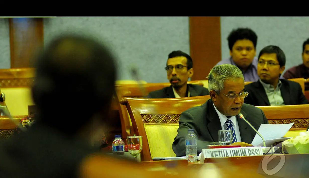 Ketua Umum PSSI Djohar Arifin Husin saat Rapat Dengar Pendapat Umum dengan Komisi X DPR RI di komplek parlemen, Senayan, Jakarta, Kamis (15/1). (Liputan6.com/Faisal R Syam)