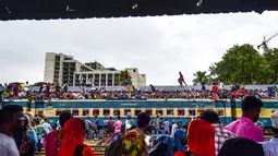 Ratusan penumpang duduk di atas atap kereta untuk menuju kampung halaman di Dhaka, Bangladesh pada 4 Juni 2019. Sebagaimana terjadi di Indonesia, masyarakat Bangladesh pun memiliki tradisi mudik saat Idul Fitri, namun agak membahayakan keselamatan. (MUNIR UZ ZAMAN/AFP)