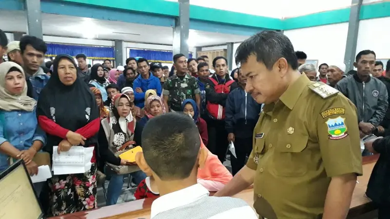 Antrian pembuatan KTP elektronik di Garut