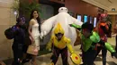 Sandra Dewi berfoto bersama para cosplay karakter film Big Hero 6 di Plaza Senayan XXI, Jakarta, Kamis (6/11/2014) (Liputan6.com/Gilar Ramdhani)