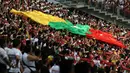 Pendukung Myanmar saat final sepak bola antara Thailnad U-23 melawan Myanmar U-23. (Bola.com/Arief Bagus)