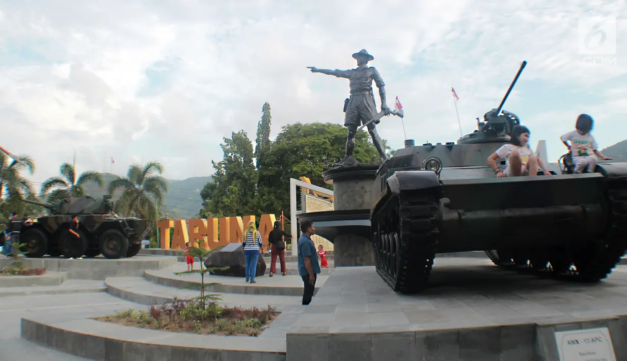 Anak-anak bermain di atas tank tempur bersejarah TNI yang berada di Monumen Nani Wartabone di Kilometer Nol Kota Gorontalo, Sabtu (22/9). Dua tank tempur bersejarah TNI itu diresmikan pada 12 september 2018. (Liputan6.com/Arfandi Ibrahim)