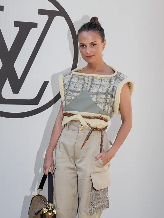 Alicia Vikander berpose saat menghadiri koleksi busana Louis Vuitton Spring/Summer 2023 selama Paris Fashion Week di Paris pada Selasa, 4 Oktober 2022. Alicia tampil dengan gaya rambut kepang yang meremajakan penampilannya dan sangat bagus di acara-acara formal. (AP Photo/Francois Mori)