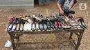 Pegawai menjemur sepatu di salah satu bank kawasan Kemang Raya, Jakarta, Kamis (2/1/2020). Para pegawai mulai membersihkan ruangan yang terendam air pascabanjir yang melanda Kemang Raya. (Liputan6.com/Herman Zakharia)
