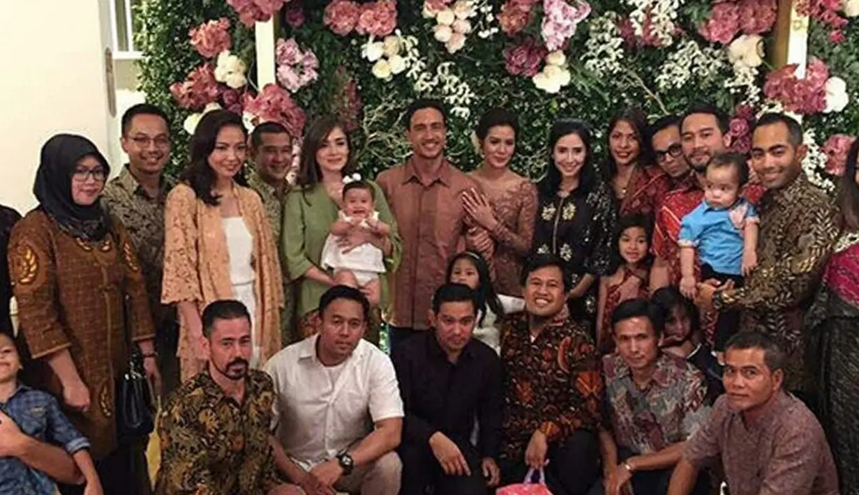 Di sebuah foto yang diunggah akun @tante_rempongg, terlihat suasana pertunangan Raisa dan Hamish Daud. Keduanya berdiri di tengah-tengah keluarga besar. Raisa mengenakan kebaya dan Hamish memakai kemeja batik. (Instagram/tante_rempongg)