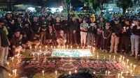 Ribuan suporter bola yang ada di Kota Bogor, Jawa Barat, menggelar doa bersama dengan menyalakan lilin solidaritas untuk Aremania dan Aremanita yang menjadi korban Tragedi Stadion Kanjuruhan, Malang, 1 Oktober 2022.