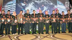 Sejumlah Walikota dan Bupati se-Indonesia berfoto bersama saat acara Rakerkomwil III Asosiasi Pemerintah Kota se-Indonesia (APEKSI) Tahun 2019 di Hotel PO Paragon Semarang, Jumat (29/3). Pada pertemuan di kota semarang ini , membahas tentang program smartcity untuk indonesia. (Liputan6.com/Gholib)