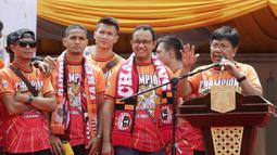 Dirut Persija Jakarta, Gede Widiade, memberikan sambutan di Balai Kota, Jakarta, Sabtu (15/12). Pawai tersebut untuk merayakan keberhasilan Persija meraih gelar Juara Liiga 1 Indonesia. (Bola.com/M Iqbal Ichsan)