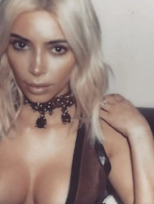 Kim Kardashian sering memamerkan bentuk payudaranya yang super besar. Namun, dirinya tak pernah perdulikan komentar pedas netizen tentang dirinya. (viainstagram@kimkardashian/Bintang.com)