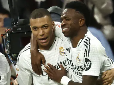 Pemain Real Madrid, Vinicius Junior (kanan) merayakan gol bersama Kylian Mbappe dalam laga lanjutan Liga Spanyol 2024/2025 melawan Girona di Santiago Bernabeu Stadium, Madrid, Minggu (23/02/2025) waktu setempat. (AFP/Pierre-Philippe Marcou)
