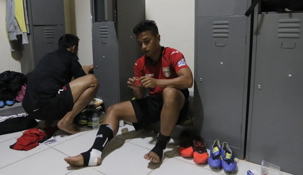 Gelandang Naga Mekes, Defri Rizki bersantai di ruang ganti sebelum pertandingan kedua semi final Piala Presiden melawan Persib di Stadion Si Jalak Harupat, Bandung, Sabtu (10/10/2015). (Bola.com/Vitalis Yogi Trisna)