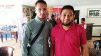 Raphael Maitimo dengan CEO PSM, Munafri Arifuddin, di Denpasar, Selasa (24/1/2017). (Bola.com/Abdi Satria)
