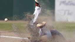 Pemain Houston Astros, Joe Sclafani (81) meluncur diatas tanah untuk menangkap bola pada pertandingan Baseball melawan Toronto Blue Jays di Stadion Osceola County, Minggu (6/3/2016) (Mandatory Credit: Reinhold Matay-USA TODAY Sports/Reuters)