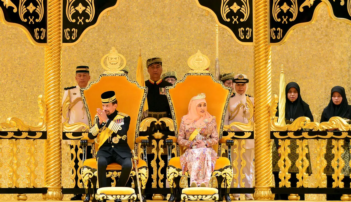 Sultan Brunei, Hassanal Bolkiah duduk di sebelah istrinya, Saleha saat perayaan ulang tahunnya yang ke-69 di Istana Nurul Iman, Sabtu (15/8/2015). Perayaan itu sempat ditunda dari 15 Juli menjadi 15 Agustus karena bulan Ramadan. (REUTERS/Ahim Rani)