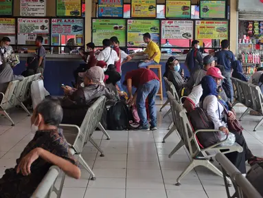 Calon penumpang menunggu pemberangkatan di Terminal Kampung Rambutan, Jakarta, Selasa (21/12/2021). Kepala Terminal Kampung Rambutan Yulza Ramadhoni mengatakan, penumpang bus meningkat 10 persen menjelang Natal 2021 dan Tahun Baru 2022. (Liputan6.com/Hermann Zakharia)