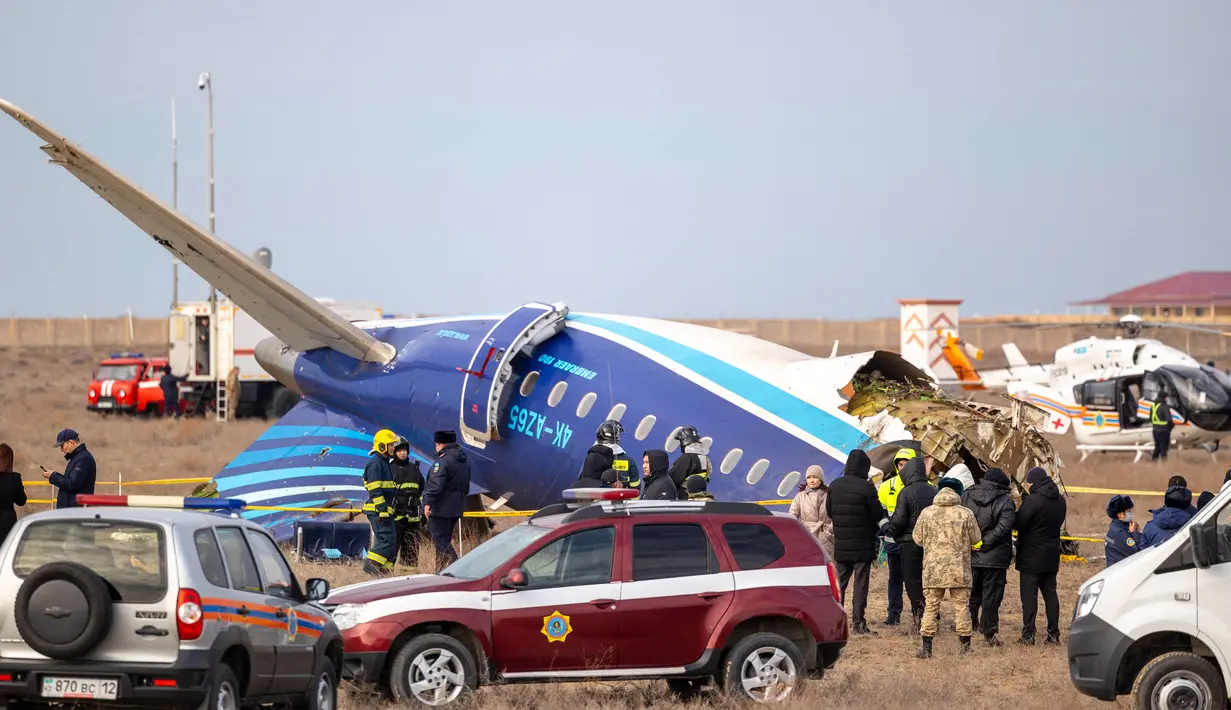 Tim penyelamat bekerja di lokasi jatuhnya jet penumpang Azerbaijan Airlines di dekat kota Aktau, Kazakhstan barat, pada 25 Desember 2024. (Issa Tazhenbayev/AFP)