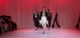 Yosafat Dwi Kurniawan memperkenalkan koleksi Après la Révolution dalam The Langham Fashion Soiree, kolaborasi The Langham Jakarta dengan Indonesia Fashion Designer Council (IFDC), 13 Agustus 2026. (dok. PR)