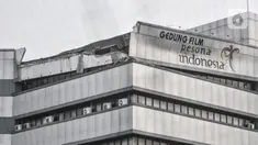 Kondisi atap Gedung Lembaga Sensor Film (LSF) yang ambruk di Jalan MT Haryono, Jakarta, Rabu (7/10/2020). Atap Gedung yang ditempati oleh tim Pesona Indonesia Kementerian Pariwisata tersebut ambruk pada pagi tadi. (merdeka.com/Iqbal S. Nugorho)