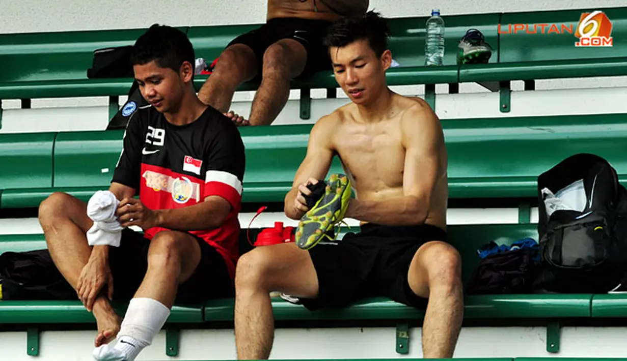 Para pemain Singapura bersiap kembali ke hotel tempat seluruh peserta grup B Piala AFF Suzuki 2012 menginap, usai latihan tertutup di Lapangan Maybank, Putrajaya, Malaysia, pada 27 November 2012.