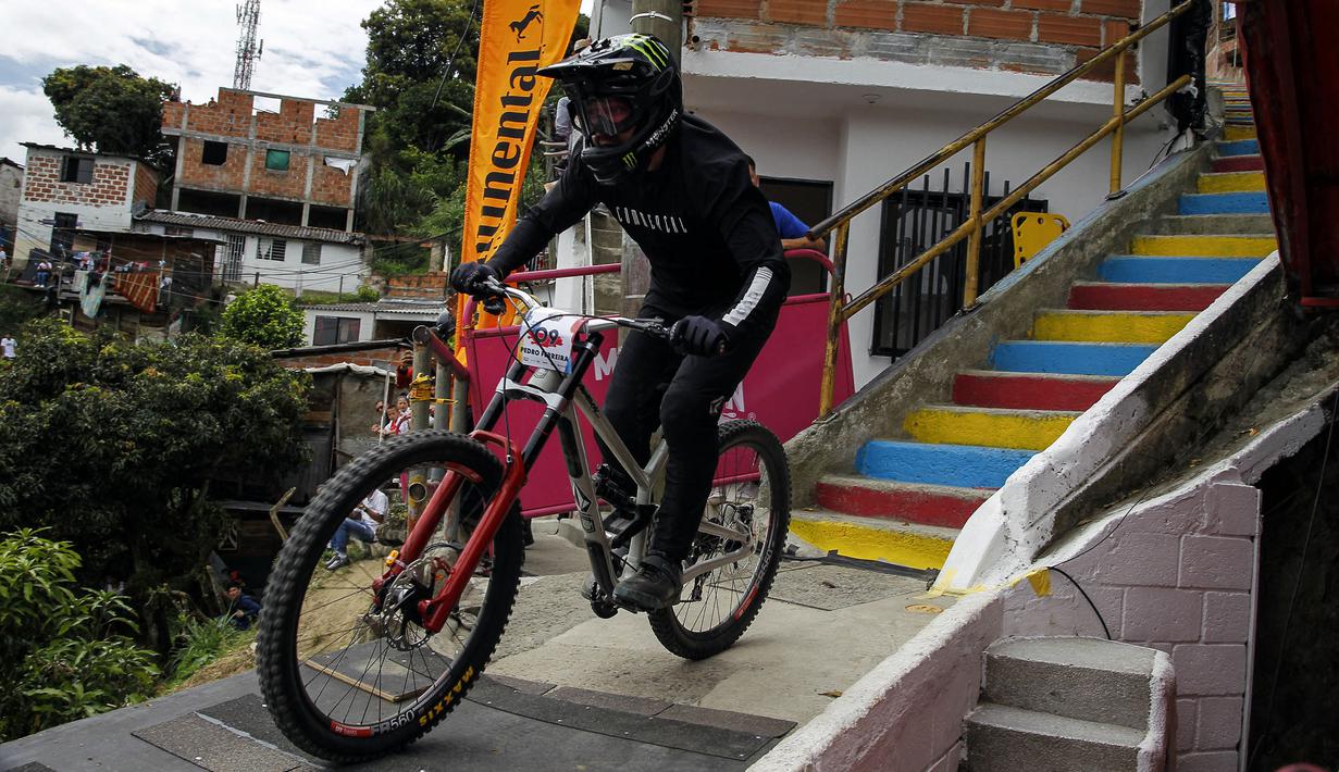 Pebalap sepeda Chili, Pedro Ferrerira memacu sepedanya pada ajang MTB Red Bull Medellín Cerro Abajo Urban Downhill, di perkampungan padat penduduk "La comuna 13", Medellin, Kolombia, pada 4 Maret 2023. (AFP/Freddy Builes)