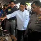 MenPAN RB Yuddy Chrisnandi didampingi Kapolda Metro Jaya Tito Karnavian melihat barang bukti usai rilis hasil cipta kondisi akhir tahun di Polda Metro Jaya, Jakarta (30/12). (Liputan6.com/Gempur M Surya)