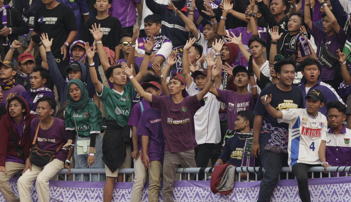 Suporter Persita Tangerang memberikan dukungan saat melawan Persibat Batang pada laga Liga 2 di Stadion Sport Center, Tangerang, Selasa (2/7). Persita menang 4-0 atas Persibat. (Bola.com/Vitalis Yogi Trisna)
