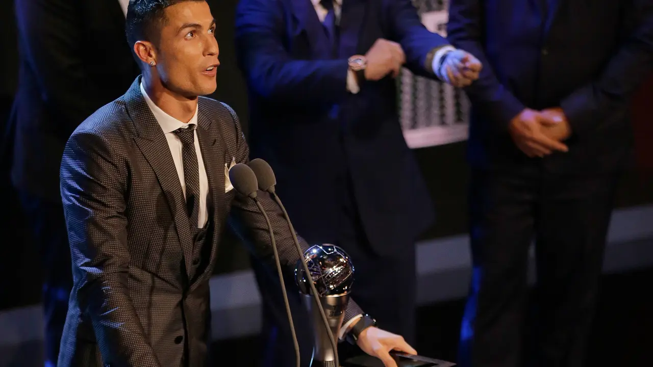 Cristiano Ronaldo Raih Gelar Pemain Terbaik FIFA 2017