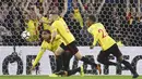 Gelandang Watford, Tom Cleverley, melakukan selebrasi usai mencetak gol ke gawang Arsenal pada laga Premier League di Stadion Vicarage Road, Sabtu (14/10/2017). Watford menang 2-1 atas Arsenal. (AFP/Glyn Kirk)