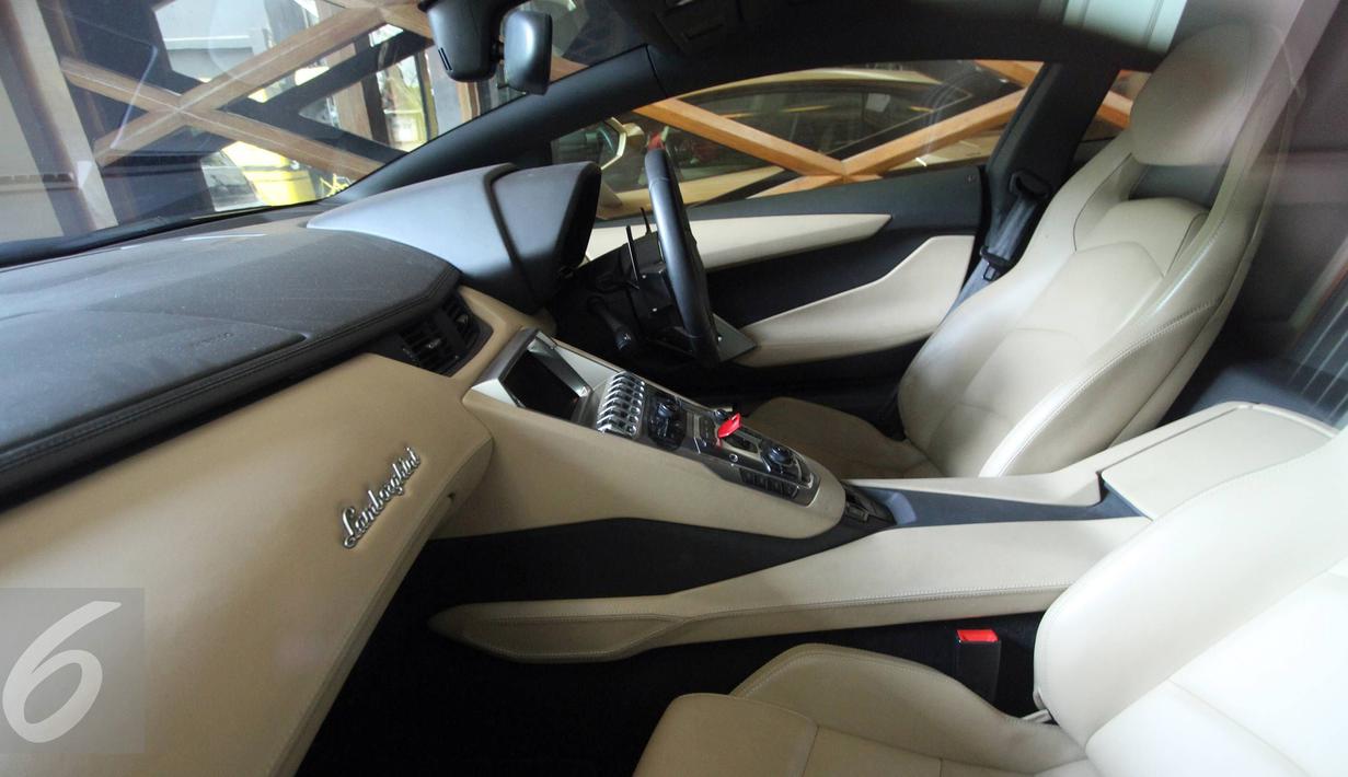 Interior mobil Lamborghini Aventador bernomor polisi B 13 DCI yang berada di Auto One Cars Boutique, Jakarta, Senin (5/10/2015). Mobil sport mewah tersebut akan dilelang DJKN Kemenkeu dengan nilai limit Rp 8,26 miliar. (Liputan6.com/Immanuel Antonius)