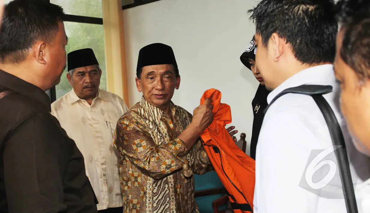 Fuad Amin Imron melepas baju tahanan KPK usai menjalani sidang di Pengadilan Tipikor, Jakarta, Rabu (13/5/2015). Fuad terlibat kasus dugaan suap jual beli pasokan gas alam di Gresik dan Gili Timur, Bangkalan. (Liputan6.com/Helmi Afandi)
