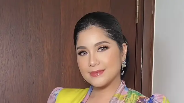 Gaya rambut sanggul Annisa Pohan di Acara Siraman Putri Dede Yusuf. [@barry_irawan]