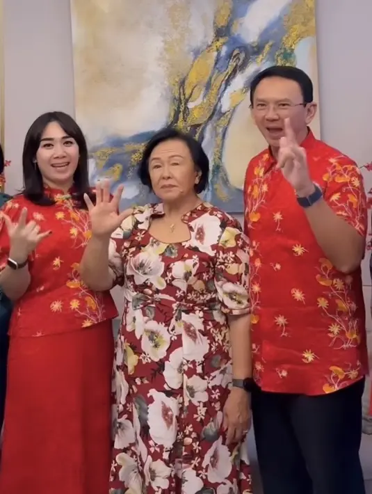 Puput tampil dengan riasan flawless dengan rambut sebahu yang terurai berponi samping. [@victoria_makeupatelier]