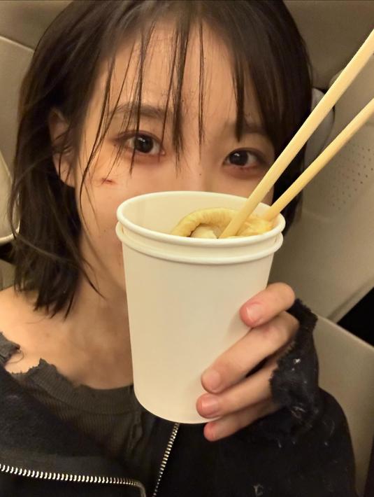 <p>Mereka menjalani syuting di cuaca dingin dan IU mengemil odeng panas di sela-sela syuting. (Foto: Instagram/ dlwlrma)</p>