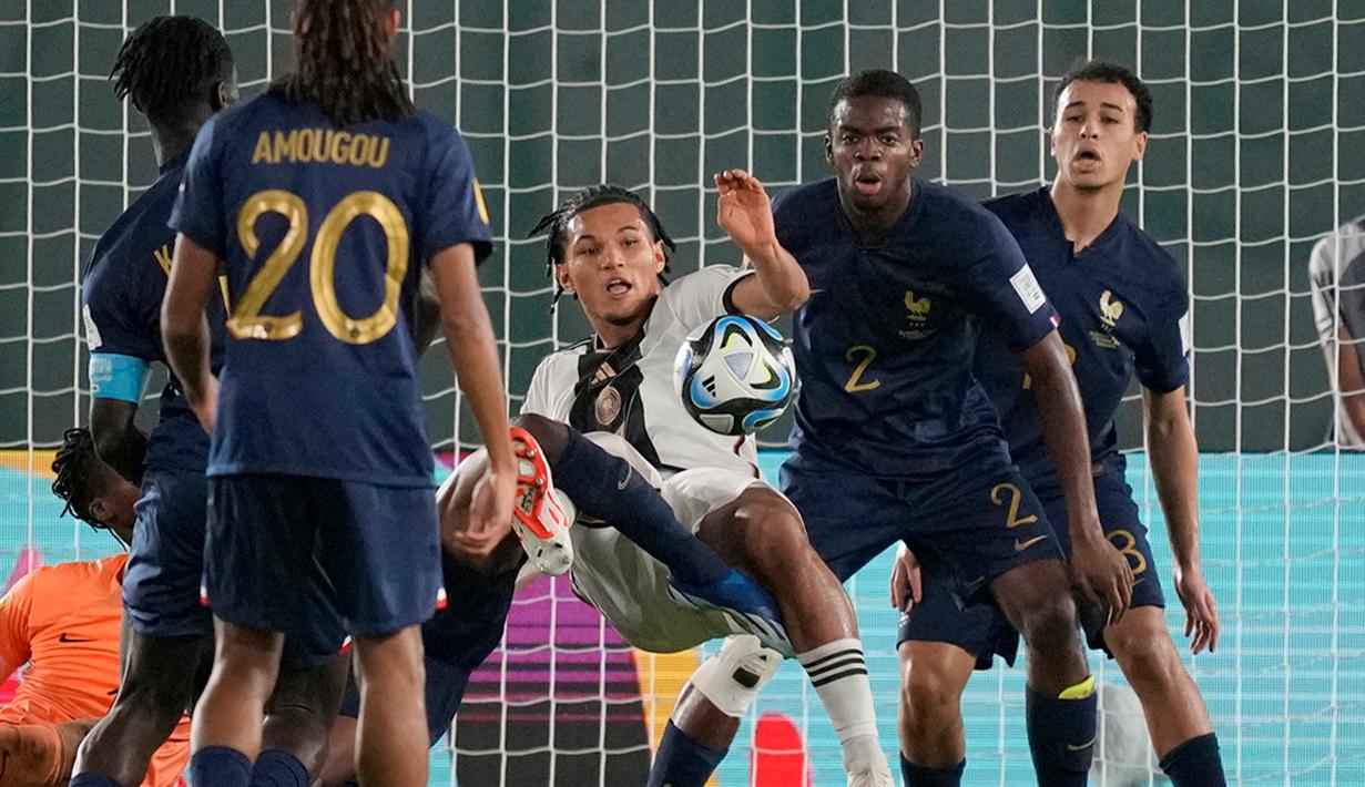 Prancis akhirnya menyamakan kedudukan melalui pemain pengganti Mathis Amougou di menit ke-85. Dia memasukkan bola ke gawang kosong meneruskan umpan silang Tidiam Gomis. (AP Photo/Achmad Ibrahim)