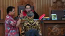 Mantan Hakim Agung, Yahya Harahap diambil sumpahnya sebelum menjadi saksi pada sidang praperadilan  mantan Menteri ESDM, Jero Wacik terhadap KPK di Pengadilan Negeri Jakarta Selatan, Jumat (24/4/2015). (Liputan6.com/Yoppy Renato) 