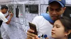 Warga membubuhkan tanda tangan di spanduk bergambar tokoh nasional di area car free day, Jakarta, Minggu (14/5). Kegiatan itu sebagai bentuk simpati terhadap kondisi nasional yang ramai akan isu perpecahan dan perbedaaan. (Liputan6.com/Immanuel Antonius)