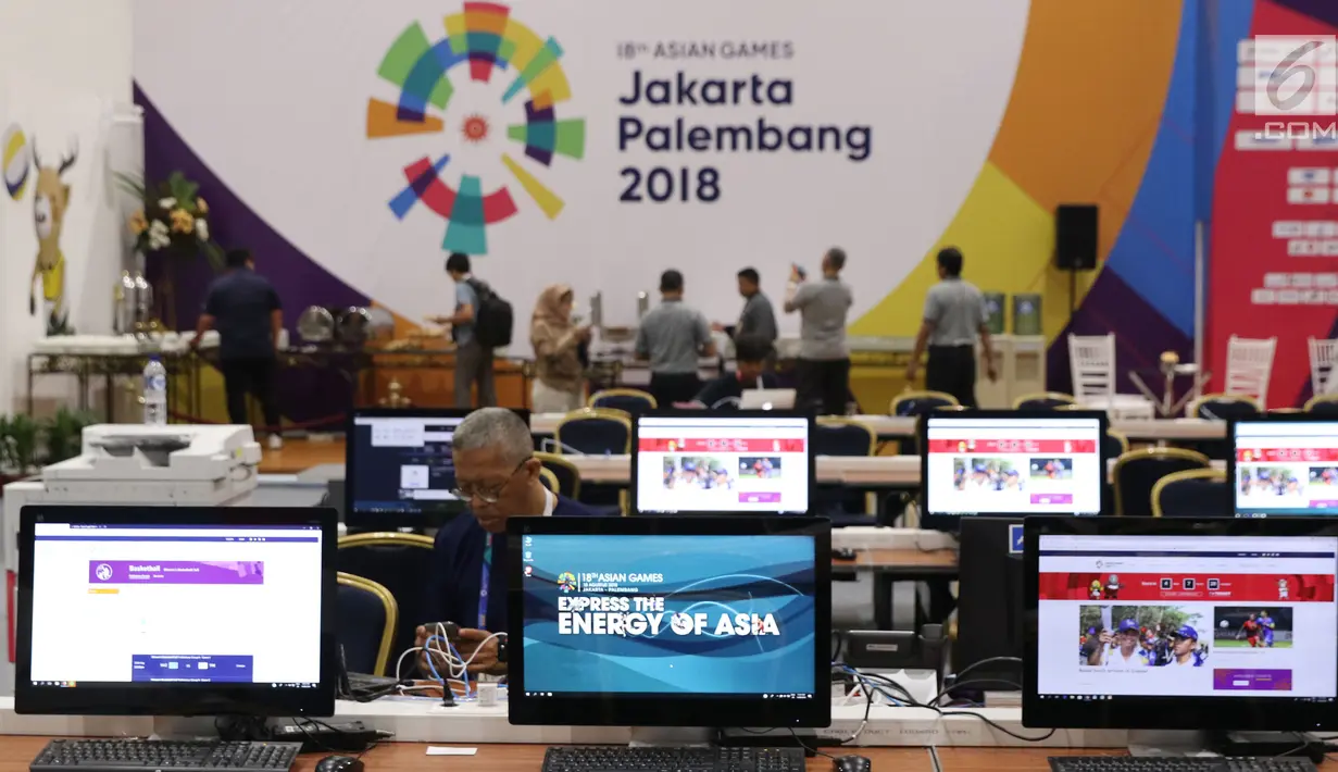 Deretan komputer tersedia untuk membantu pewarta membuat dan mengirim berita Asian Games 2018, JCC, Jakarta, Selasa (14/8). Asian Games 2018 berlangsung hingga 2 September mendatang. (Liputan6.com/Helmi Fithriansyah)
