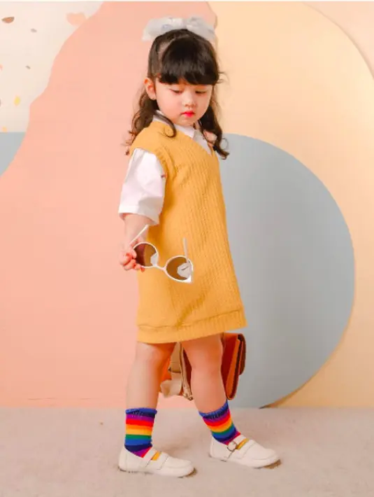 Ingin menunjukkan keceriaan anak? Outfit cerah dari Mourance ini sangatlah cocok! Dress dengan aksen rib berpadu dengan kaus kaki warna-warni memberikan kesan ceria khas anak usia 1 tahun. (instagram.com/mourance.id)