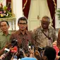 Presiden Joko Widodo menerima lima pimpinan KPK Taufiqurrahman Ruki (kedua dari kanan) bersama Indriyanto Senoadji, Johan Budi SP, Zulkarnaen dan Adnan Pandu Praja di Istana Merdeka, Jakarta Jumat (27/2/2015). (Liputan6.com/Faizal Fanani