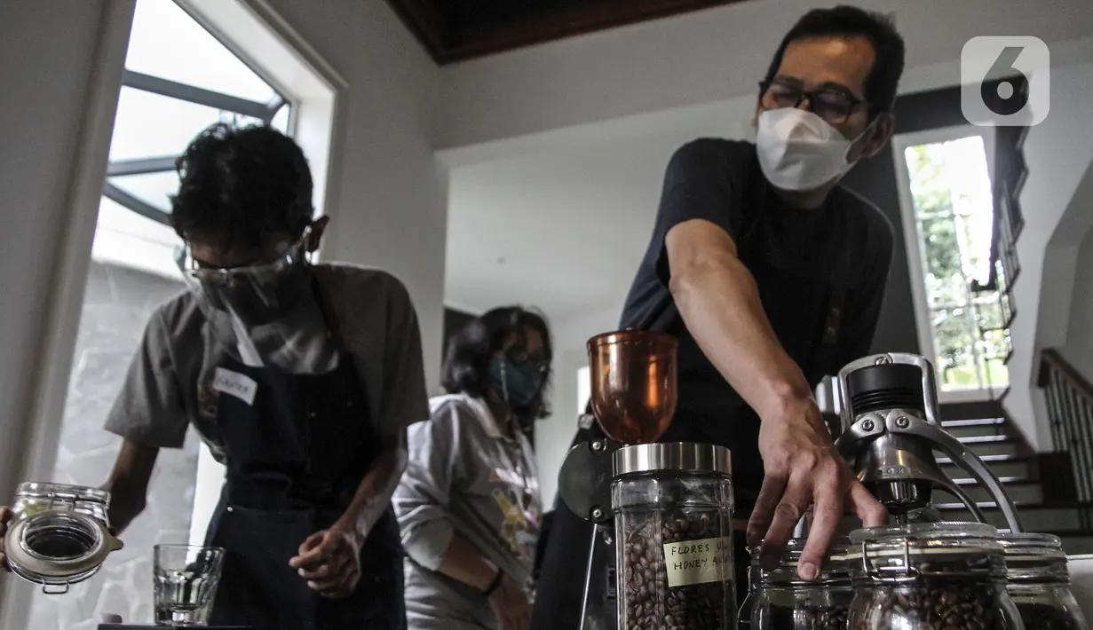 Praktisi (kanan) mengajar pembuatan kopi kepada anak berkebutuhan khusus di The Home, Cilandak, Jakarta, Selasa (11/1/2022). Belajar membuat kopi merupakan salah satu pelatihan khusus yang disesuaikan dari minat anak berkebutuhan khusus setelah selesai pendidikan di SLB. (Liputan6.com/Johan Tallo)