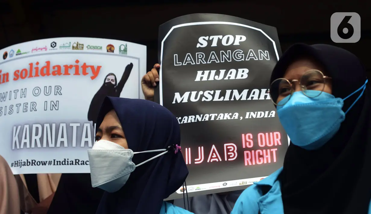 Aksi damai untuk mendukung muslimah India di depan Kedutaan Besar India, Jakarta, Selasa (22/2/2022). Aksi ini merupakan dukungan dan pembelaan kepada pelajar dan mahasiswa muslim di India terkait pelarangan menggunakan hijab dan persekusi. (merdeka.com/Imam Buhori)