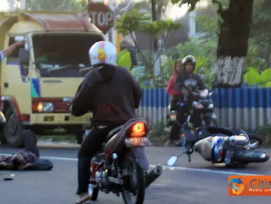 Citizen6, Klaten: Akibat dari kecelakaan ini pengendara motor mengalami luka ringan. Selain itu sempat menimbulkan kemacetan. (Pengirim: Areza Taqwim)