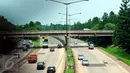 Sejumlah kendaraan melintas di jalan Jalan Tol Ulujami-Serpong kearah Jalan Tol Lingkar Luar Jakarta di kawasan gerbang tol Pondok Ranji, Tangsel, Jumat (14/4). Kondisi arus lalu lintas ditempat tersebut terpantu lancar. (Liputan6.com/Helmi Afandi)