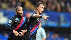 Striker Crystal Palace Marouane Chamakh (kanan) melakukan selebrasi setelah berhasil menyamai kedudukan pada pertandingan sepak bola Liga Inggris antara Chelsea vs Crystal Palace di Stamford Bridge, London (141213). (AFP/Glyn Kirk)