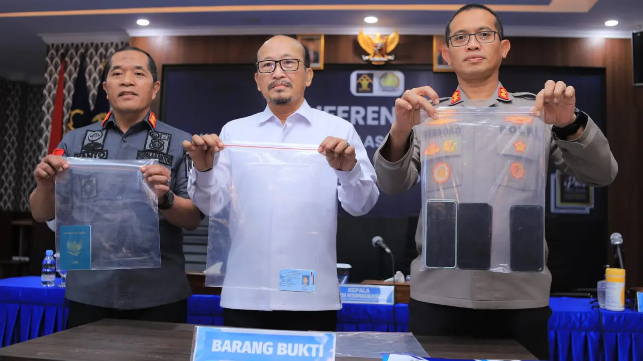 Petugas menunjukkan barang bukti perdagangan ginjal. (Dian Kurniawan/Liputan6.com)