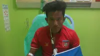 Than Htike Zin, striker andalan Myanmar U-19 menjalani perawatan setelah mengalami patah bahu. (Bola.com/Zaidan Nazarul)