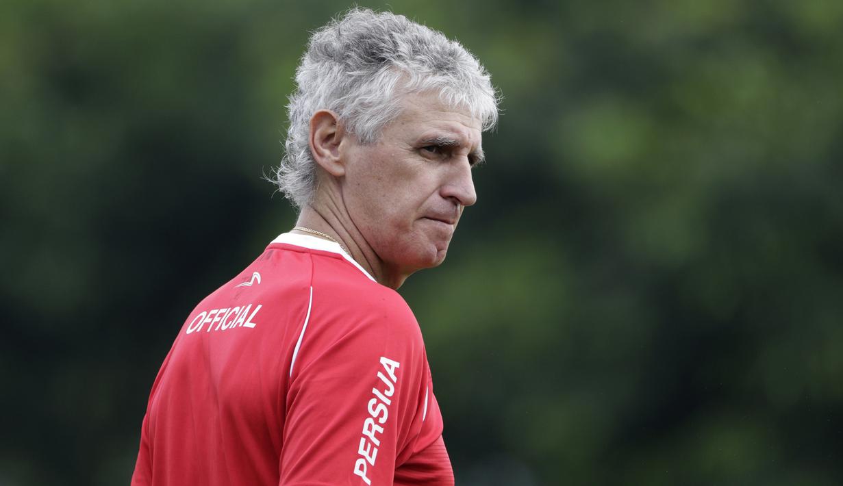 Pelatih Persija Jakarta, Ivan Kolev, mengamati para pemain saat latihan di Lapangan Sutasoma, Jakarta, Rabu (16/1). Ini merupakan latihan perdana yang dipimpin oleh Ivan Kolev. (Bola.com/Yoppy Renato)