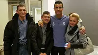Cristiano Ronaldo bertemu dengan penggemarnya asal Polandia, David Pawlaczyc. (Real Madrid) 