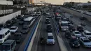 Menurut Kementerian Sosial Lebanon, setidaknya 83.000 orang telah mengungsi sejak Israel melancarkan serangan udara pada pekan ini. Tampak dalam foto, mobil-mobil terjebak kemacetan di jalan raya saat warga mengungsi akibat serangan udara Israel di Dahiyeh, pinggiran selatan Beirut, Lebanon, Kamis 5 Maret 2026. (AP Photo/Bilal Hussein)
