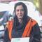 Fadia Arafiq yang kini berstatus tersangka datang membawa map putih dengan kawalan petugas keamanan. Tampak dalam foto, tersangka kasus dugaan korupsi pengadaan barang dan jasa outsourcing (tenaga alih daya) serta lainnya di lingkungan Pemerintah Kabupaten Pekalongan untuk tahun anggaran 2023–2026, Fadia Arafiq, saat tiba di Gedung Merah Putih Komisi Pemberantasan Korupsi (KPK), Jakarta, Rabu (29/4/2026). (merdeka.com/Arie Basuki)